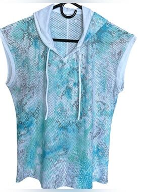 Women's Sofibella hooded sleeveless activewear size medium.